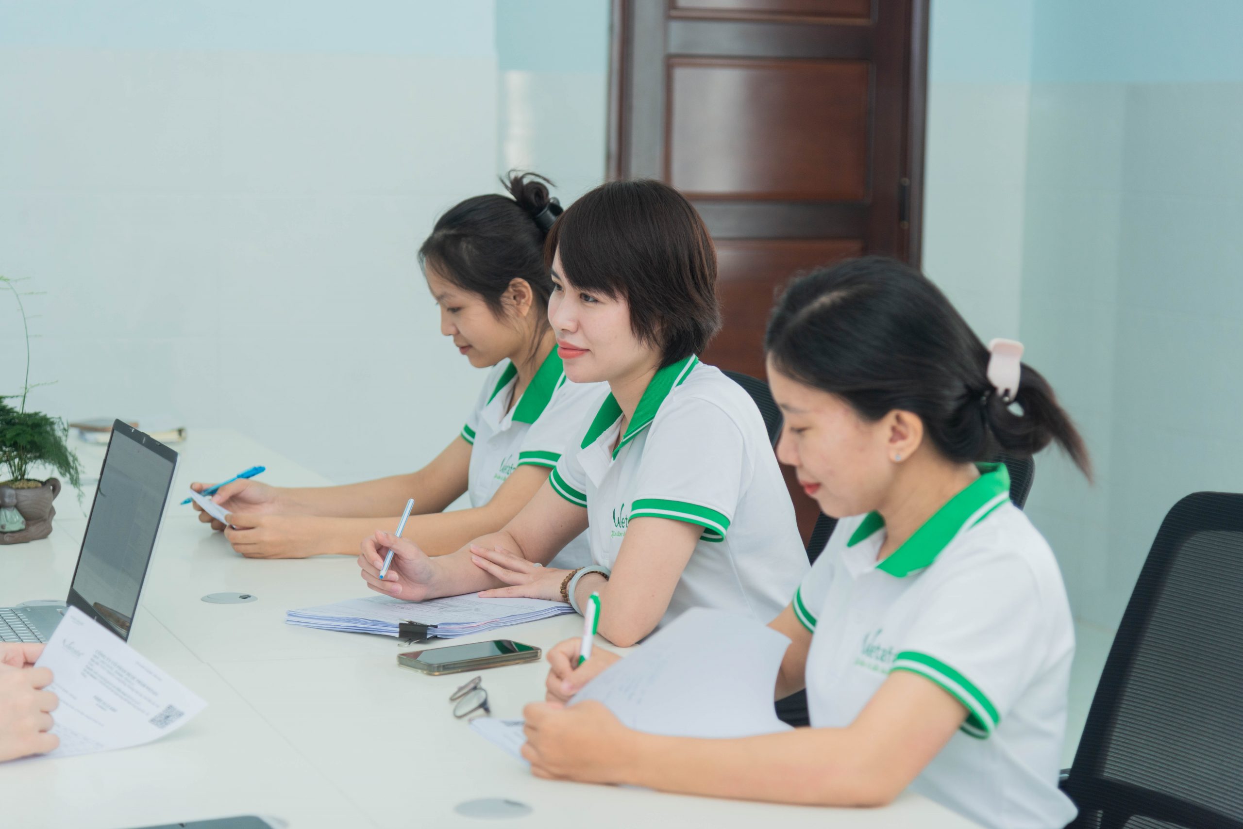 Hình ảnh công việc kế toán tại Wetafa Đà Nẵng với các hoạt động xử lý chứng từ, kiểm tra số liệu và làm việc nhóm, phù hợp ứng viên tìm việc kế toán thực tế, chuyên nghiệp.