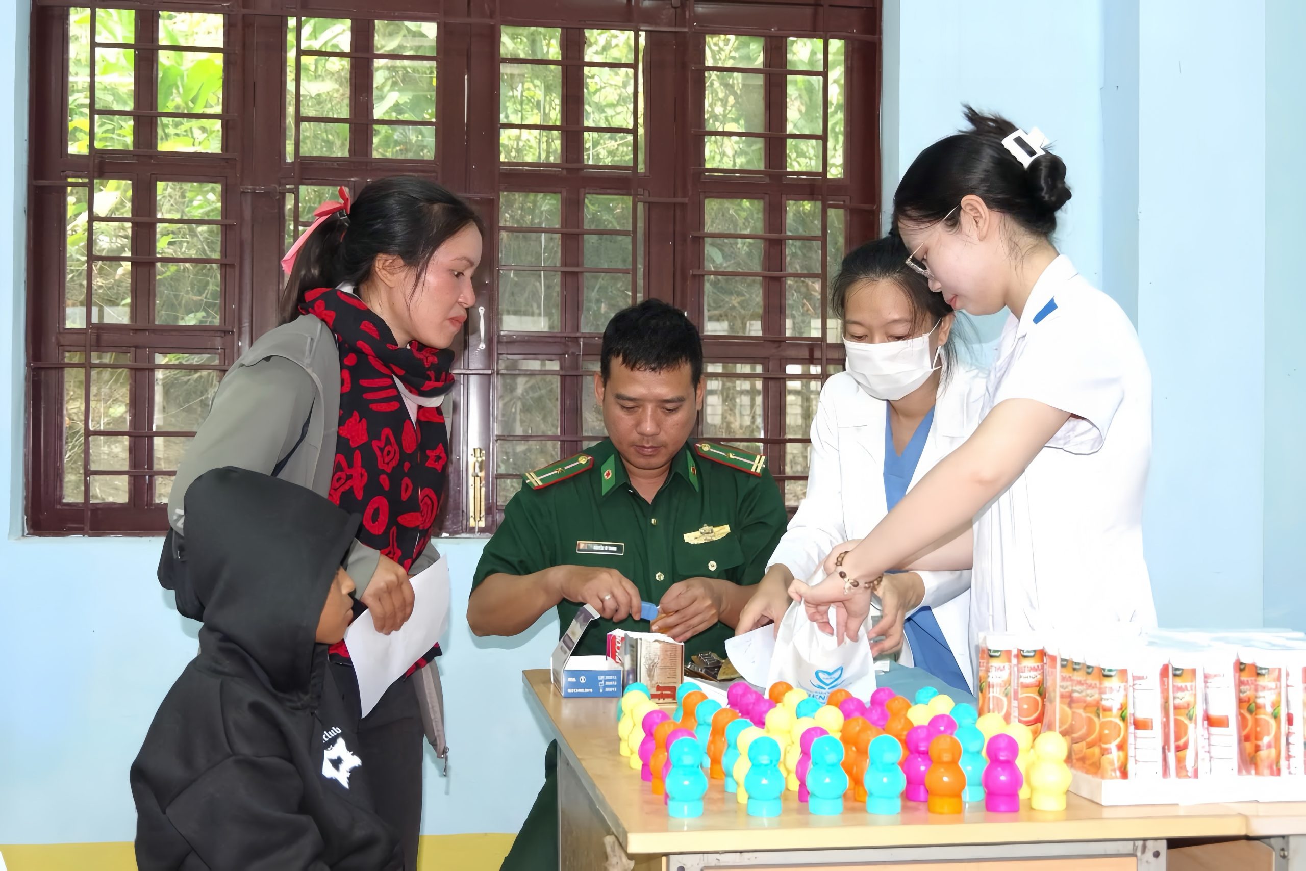 Hoạt động khám, tư vấn sức khỏe và cấp phát thuốc miễn phí cho người dân xã La Êê.
